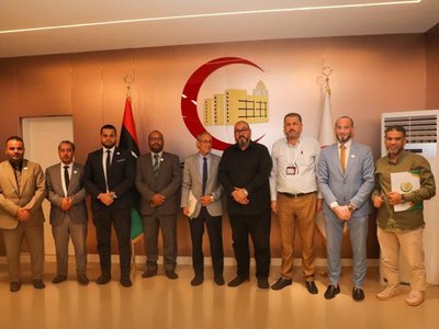 جهاز الطاقات المتجددة يوقّع مذكرة تفاهم مع مركز بنغازي الطبي لتطوير الشبكة الكهربائية