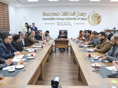 اجتماع مشترك بين جهاز الطاقات المتجددة والشركة العامة للكهرباء والمركز الليبي لبحوث ودراسات الطاقة الشمسية لتعزيز التعاون وتنفيذ مشاريع الطاقة النظيفة في ليبيا
